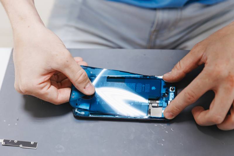 Faut-il acheter un téléphone reconditionné ou réparer son ancien smartphone ?